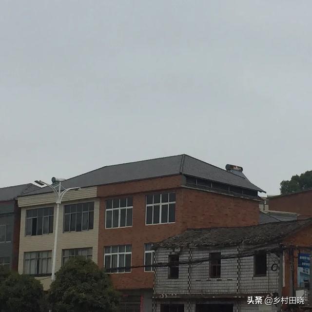 農村自建房坡屋頂，用琉璃瓦還是樹脂瓦？看看內行人的經驗分享